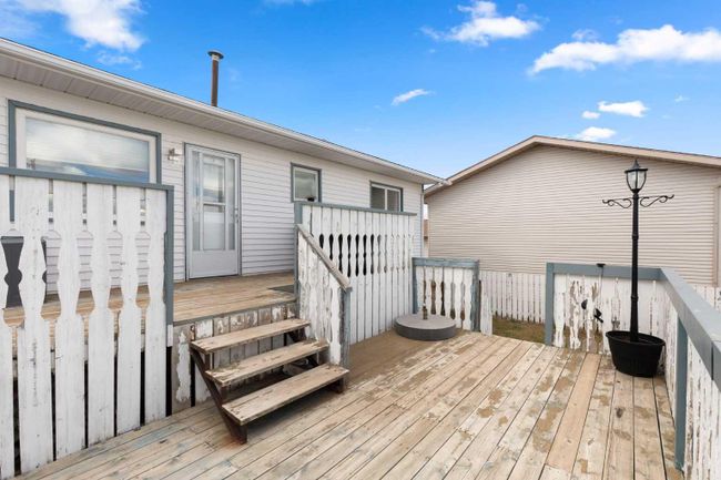 909 7 St Se, House detached with 4 bedrooms, 2 bathrooms and 2 parking in Redcliff AB | Image 37