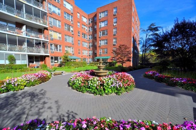 Garth Manor is a doorman building with an elegant lobby, manicured courtyard, laundry on every floor and is made up of three buildings (Andover, Bristol and Cambridge). Garth Manor has new elevators, renovated lobby and public area including the center courtyard. Many of the apartments even have their own patio or balcony. | Image 32