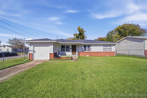 1607 A And M Dr, Okmulgee, OK, 74447-3914 | Card Image