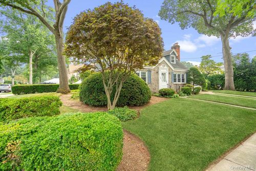 28 Redwood Rd, New Hyde Park, NY, 11040-3351 | Card Image