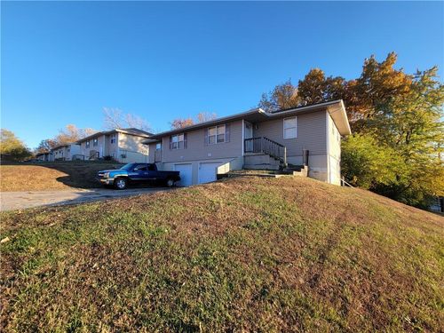 327-325-327 Nw 62nd Ter, Gladstone, MO, 64118-4059 | Card Image