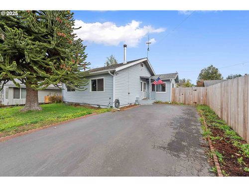 366 6th Ave, Coos Bay, OR, 97420-4314 | Card Image