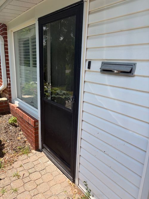 240 Wellington St E, Barrie, ON, L4M2E3 | Card Image