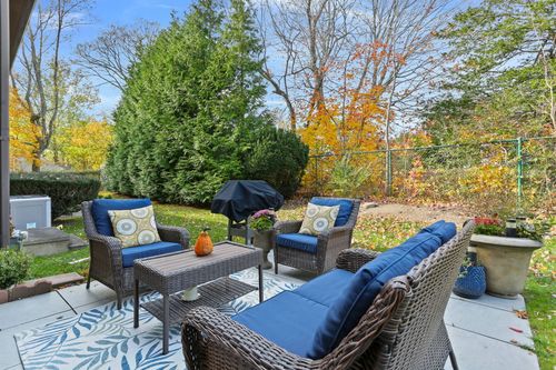 376-376 Knapps Hwy, Fairfield, CT, 06825-4341 | Card Image