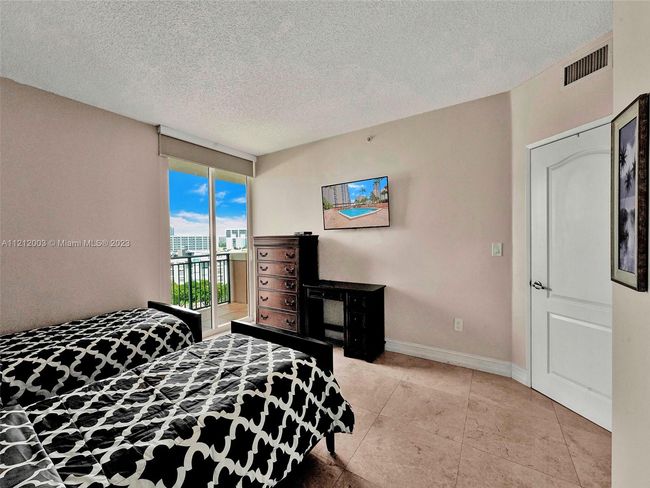 APT-806 - 17555 Atlantic Blvd, Condo with 2 bedrooms, 2 bathrooms and null parking in Sunny Isles Beach FL | Image 23