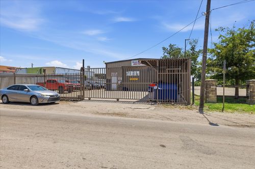 2136 California Crossing Road, Dallas, TX, 75220 | Card Image