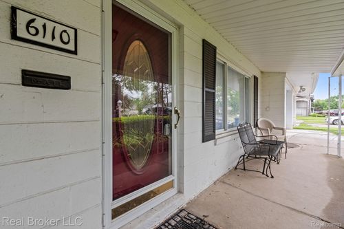 6110 Whitefield St, Dearborn Heights, MI, 48127-3013 | Card Image