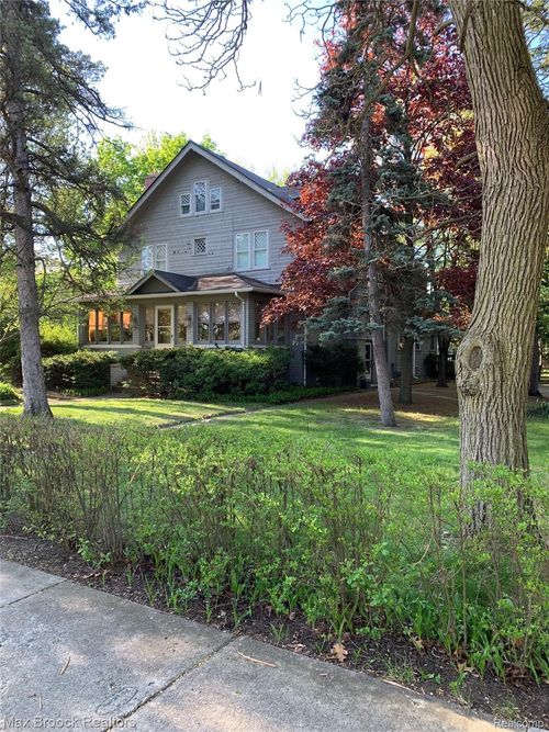 11 Poplar Park Blvd, Pleasant Ridge, MI, 48069-1114 | Card Image