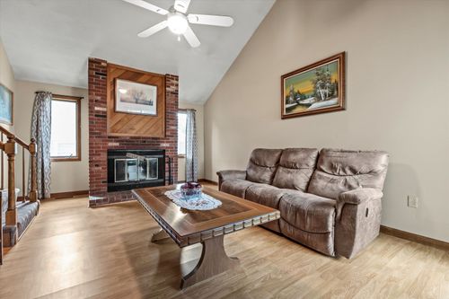 27 Country Hill Rd, Nashua, NH, 03063-3464 | Card Image