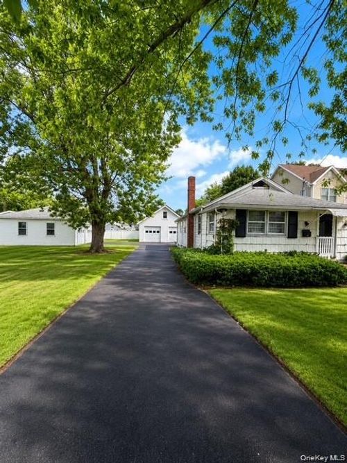 39 Cleveland St, Patchogue, NY, 11772-2815 | Card Image