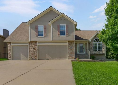 701 Tomahawk Ct, Smithville, MO, 64089-9404 | Card Image