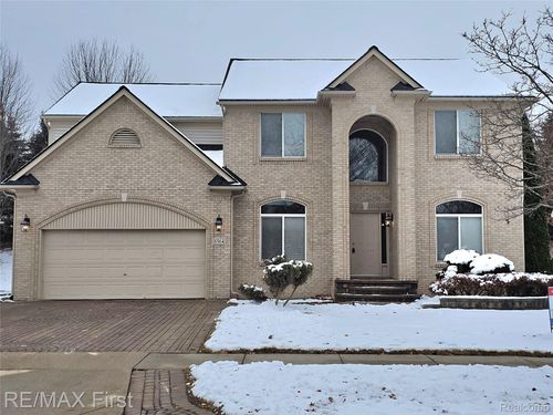 8564 Washington Woods Dr, Washington Township, MI, 48094-3831 | Card Image