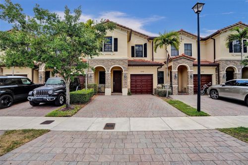 8768-8768 Nw 98th Ave, Doral, FL, 33178-2583 | Card Image