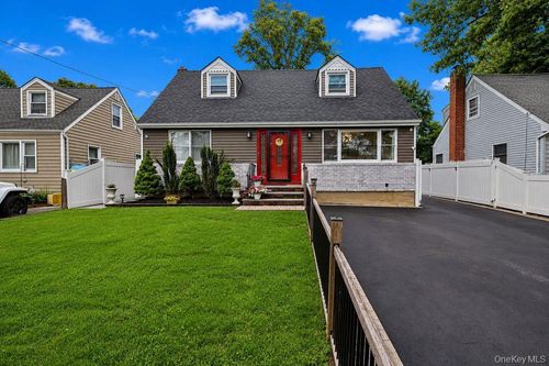 11 Chichester Rd, Huntingtn Sta, NY, 11746-8403 | Card Image