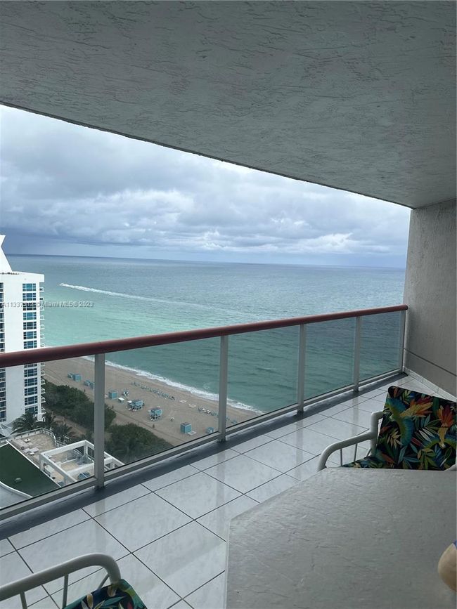 PH-2105 - 6767 Collins Ave, Condo with 2 bedrooms, 2 bathrooms and null parking in Miami Beach FL | Image 2