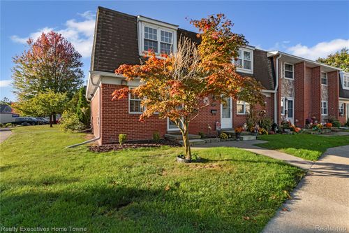 45709 Kensington St, Utica, MI, 48317-5941 | Card Image