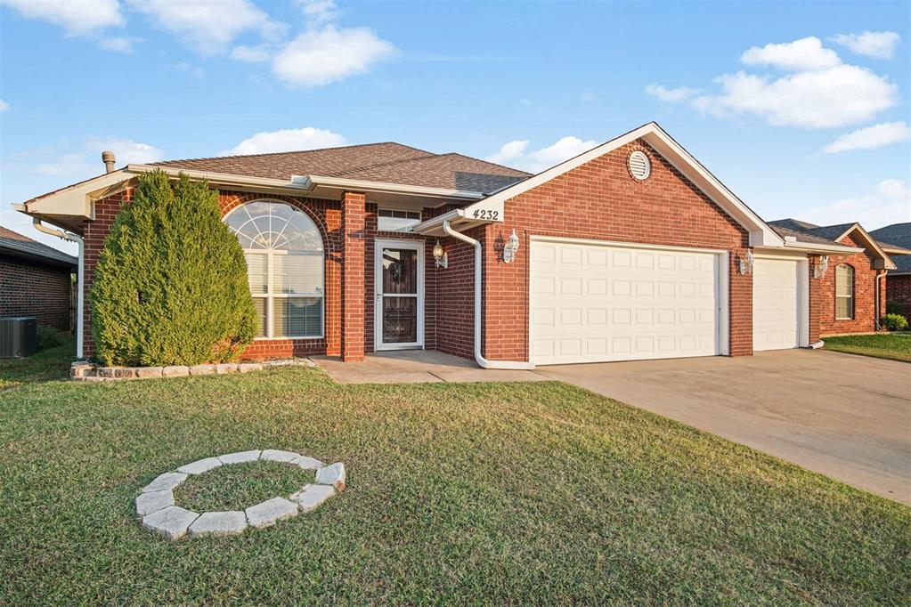 Manhattan Dr, Moore, OK 73160