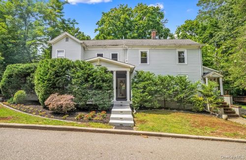 4 Potters Ct, Great Neck, NY, 11024-1748 | Card Image