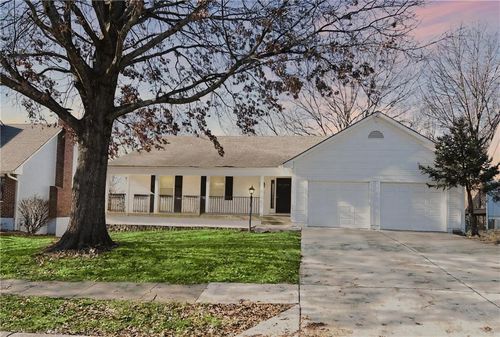 3812 Sw Lido Dr, Lee's Summit, MO, 64082-4778 | Card Image