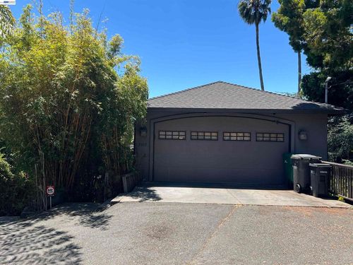 7957 Michigan Ave, Oakland, CA, 94605-3040 | Card Image