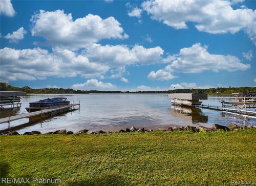 4357 Skusa Dr, Brighton, MI, 48116-9720 | Card Image