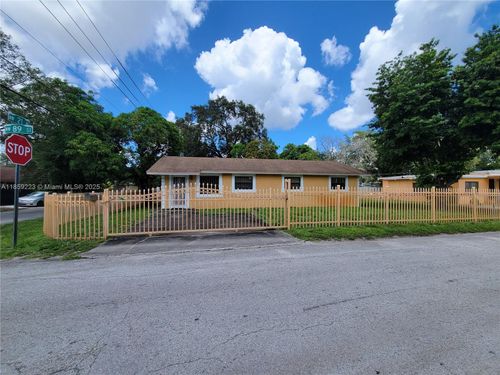 8901 Nw 21st Ave, Miami, FL, 33147-3671 | Card Image