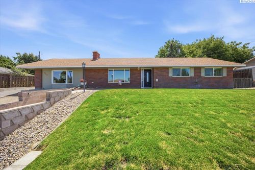 933 Vine Ave, Sunnyside, WA, 98944-1743 | Card Image