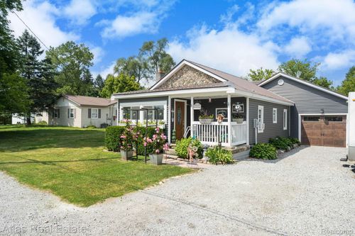 121 Ball St, Ortonville, MI, 48462-8807 | Card Image