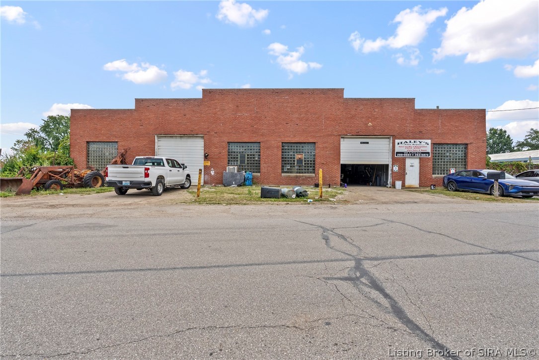 130 E Bell Ave, Clarksville, IN 47129