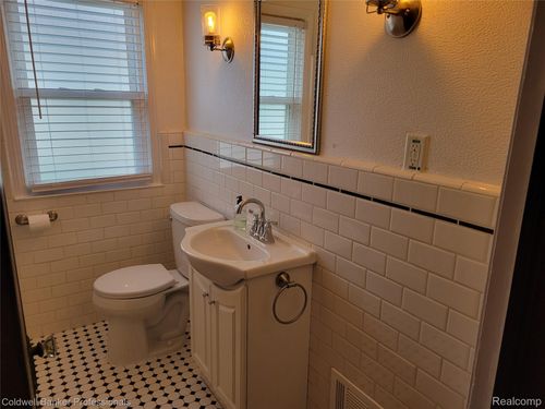 8222 Hupp Ave, Warren, MI, 48089-2337 | Card Image