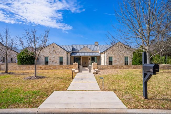 705 W Creek St, Home with 3 bedrooms, 5 bathrooms and 3 parking in Fredericksburg TX | Image 5