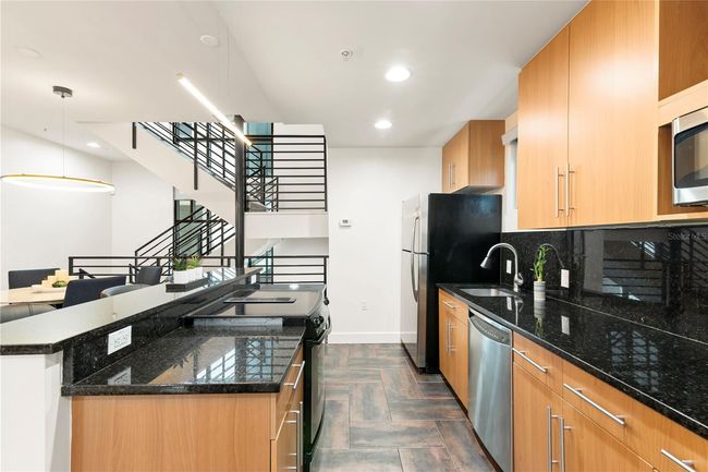 KITCHEN WITH GRANITE COUNTERTOPS | Image 4