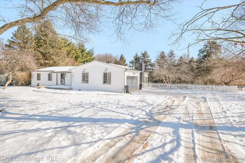 1051 S East St, Fenton, MI, 48430-2949 | Card Image