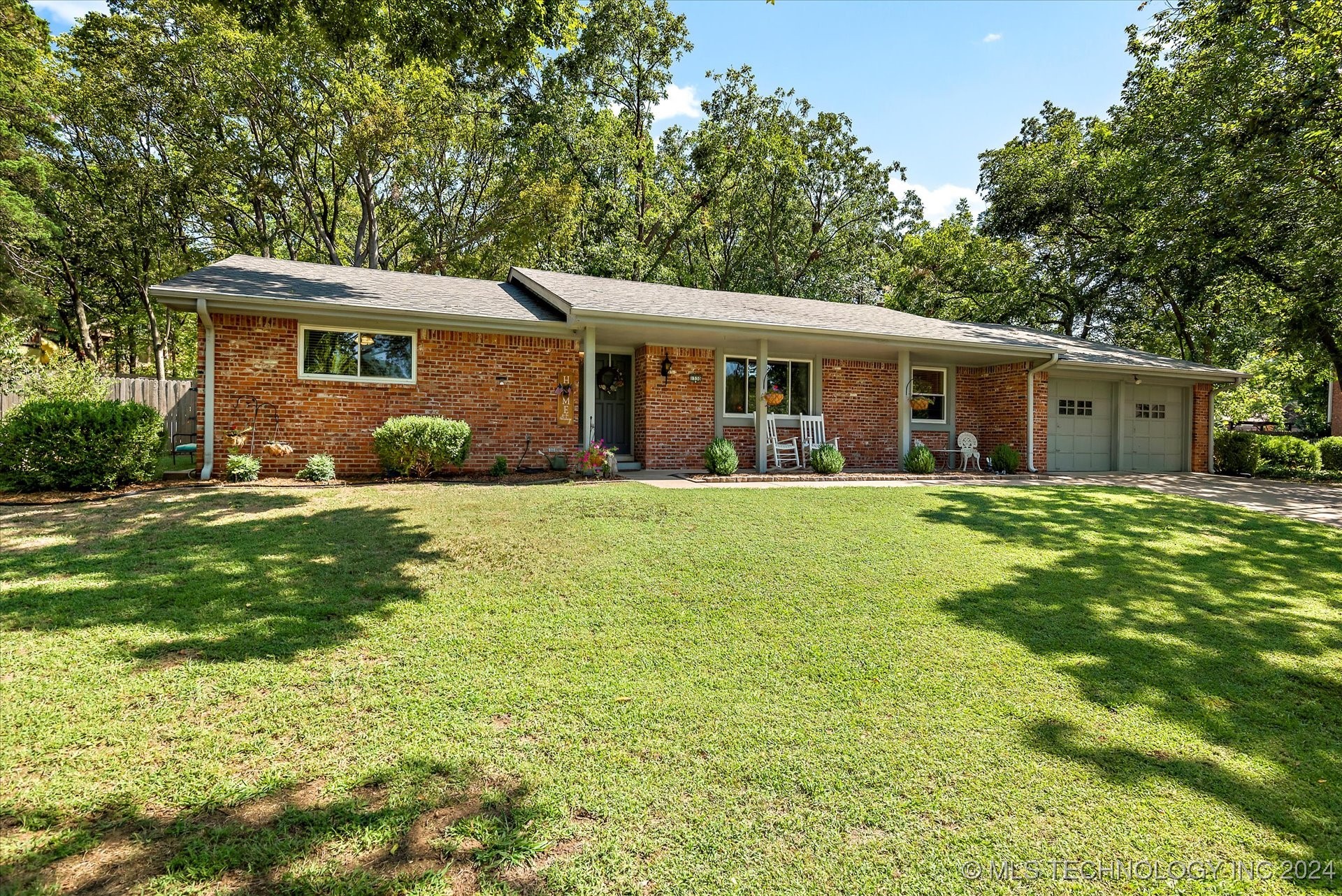 Cherokee Hills Ct, Bartlesville, OK 74006