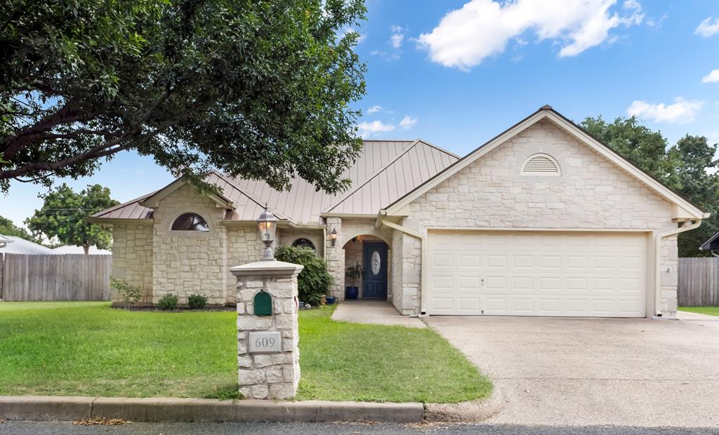 Tanya St, Fredericksburg, TX 78624