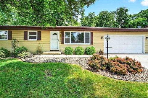 290 Ash St, Oregon, WI, 53575-1304 | Card Image