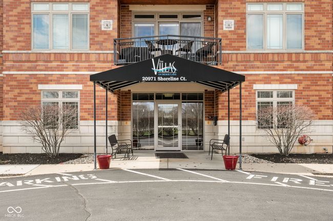 The building has a secured entry | Image 6