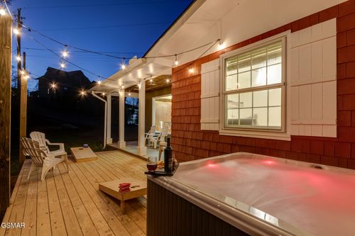 524 Reba Ln, Gatlinburg, TN, 37738-5722 | Card Image