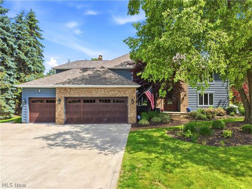 5743 Williamsburg Dr, Highland Heights, OH, 44143-2059 | Card Image