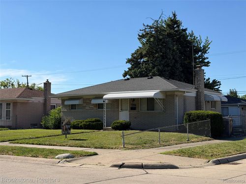 8495 Potomac, Center Line, MI, 48015-1623 | Card Image