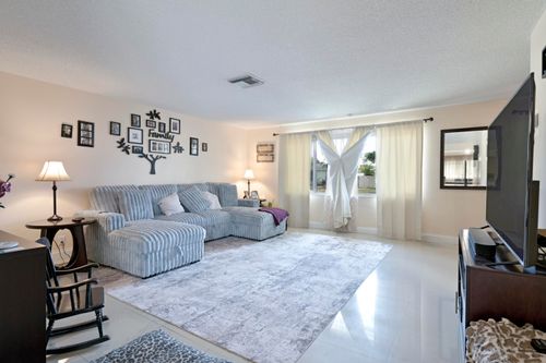 425 San Mateo Dr, Palm Springs, FL, 33461-1521 | Card Image