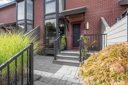 2-237 Islington St, Portsmouth, NH, 03801-4214 | Card Image