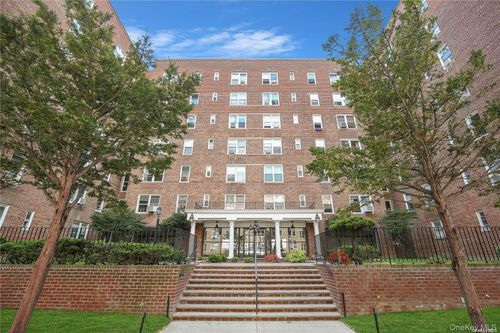2p-105-24 63 Drive, New York, NY, 11375 | Card Image