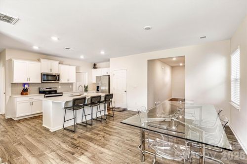 1241 37th Avenue Ln Ne, Hickory, NC, 28601-9691 | Card Image