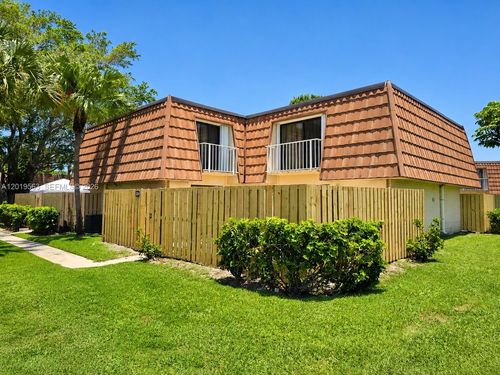 824 Blue Ridge Cir, West Palm Beach, FL, 33409-7616 | Card Image