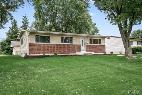 950 Kostka Ln, Florissant, MO, 63031-7311 | Card Image