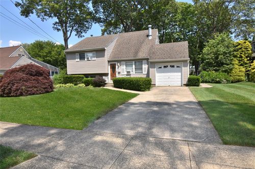 43 Circuit Rd, Bellport, NY, 11713-2336 | Card Image
