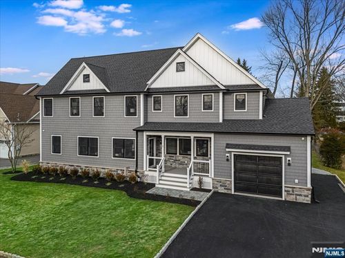 11 Laurel Pl, Fairfield, NJ, 07004-3204 | Card Image