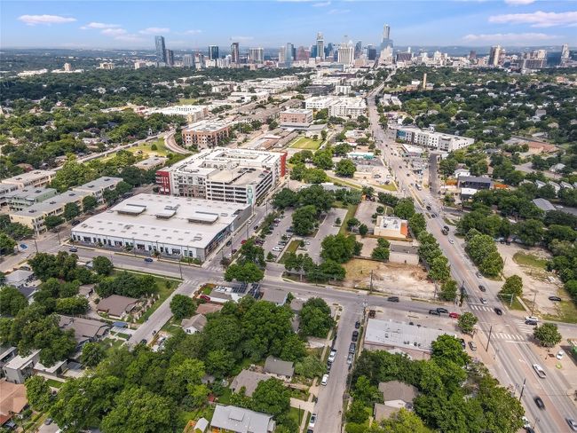 Bird's eye view of a skyline view | Image 11
