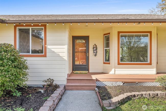 215 James St S, House other with 3 bedrooms, 2 bathrooms and 2 parking in Roy WA | Image 5